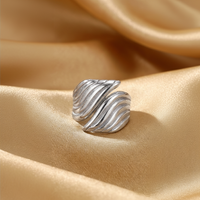 Bague large drapée argentée, acier inoxydable – UniversBeauty