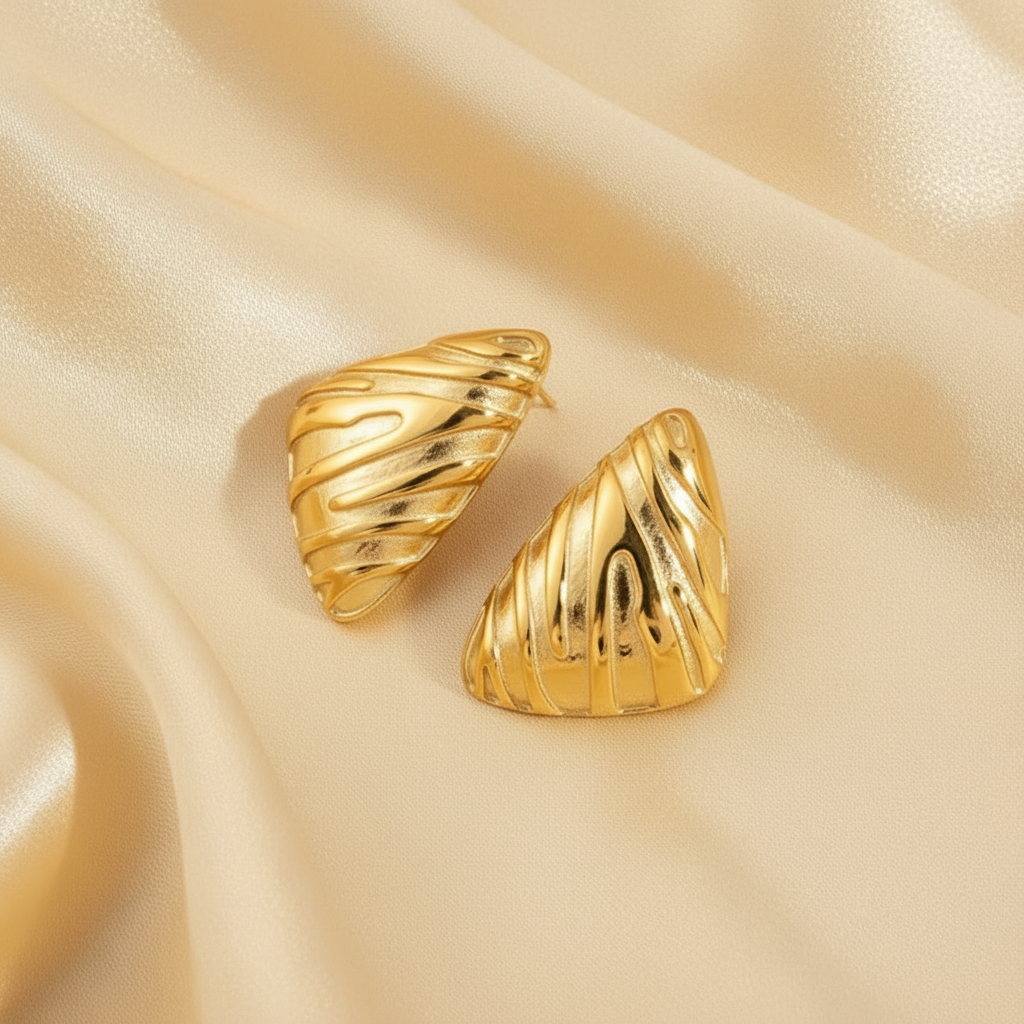 Boucles d'oreilles triangle drapé dorées, acier inoxydable 316L – UniversBeauty