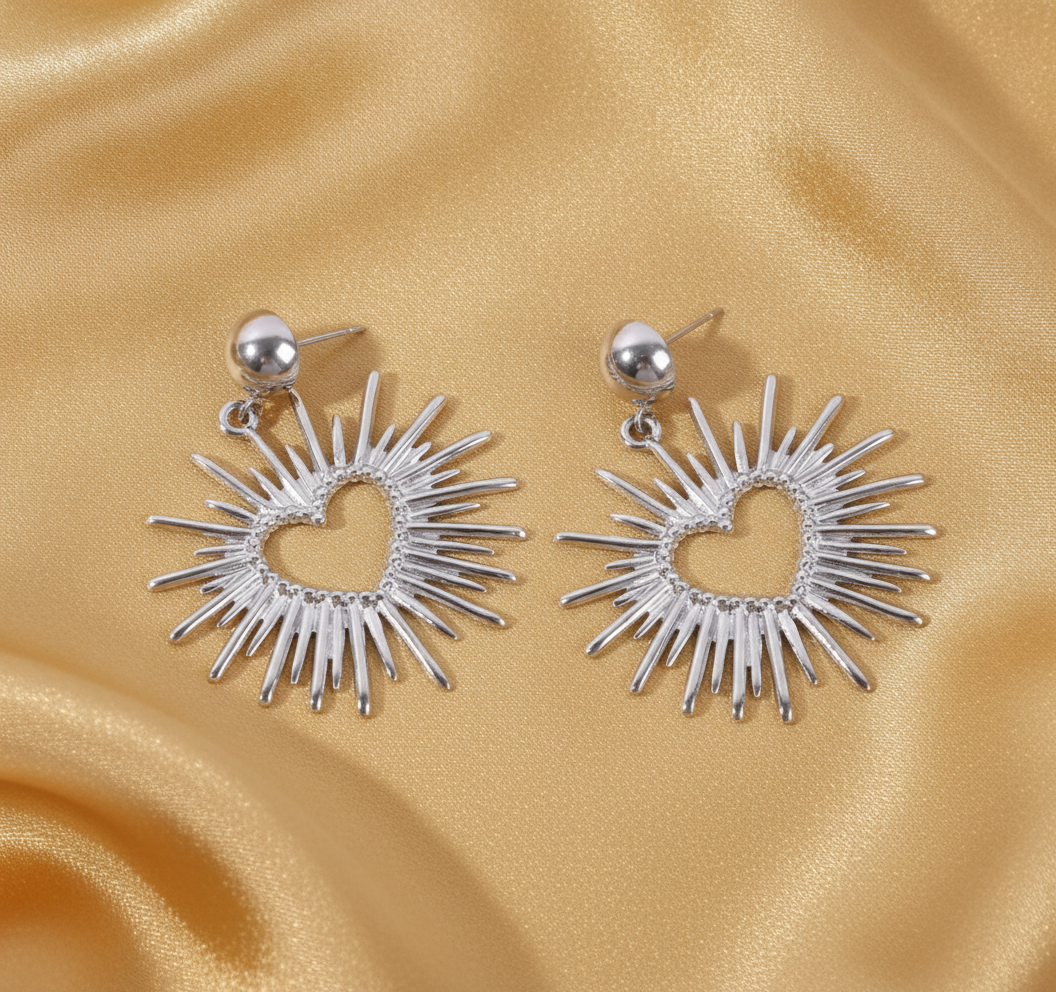 Boucles d'oreilles cœur soleil argentées, gros plan, acier inoxydable 316L – UniversBeauty