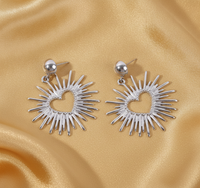 Boucles d'oreilles cœur soleil argentées, gros plan, acier inoxydable 316L – UniversBeauty