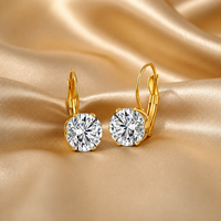 Boucles d'oreilles dormeuses solitaire zircon dorées, gros plan, acier inoxydable 316L – UniversBeauty