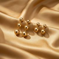 Boucles d'oreilles cascade de sphères dorées, gros plan, acier inoxydable 316L – UniversBeauty