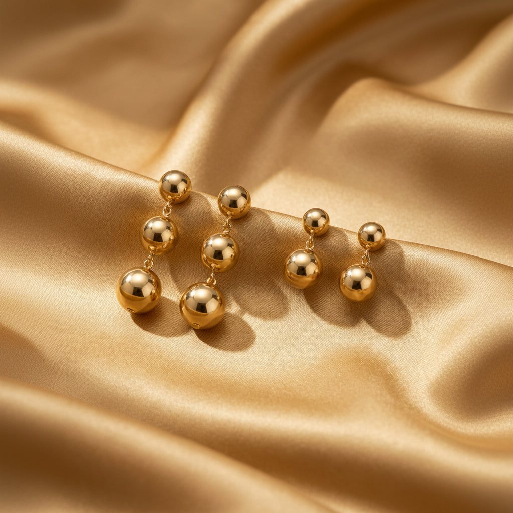 Boucles d'oreilles duo de sphères dorées, gros plan, acier inoxydable 316L – UniversBeauty