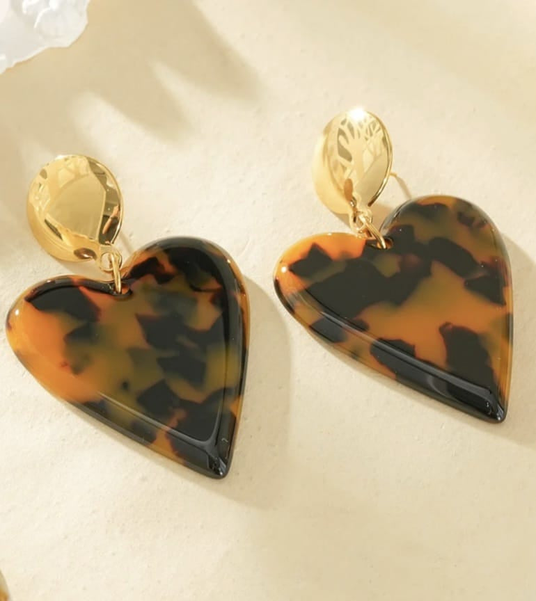 Boucles d'oreilles pendantes grand cœur effet léopard portées, acier inoxydable 316L – UniversBeauty