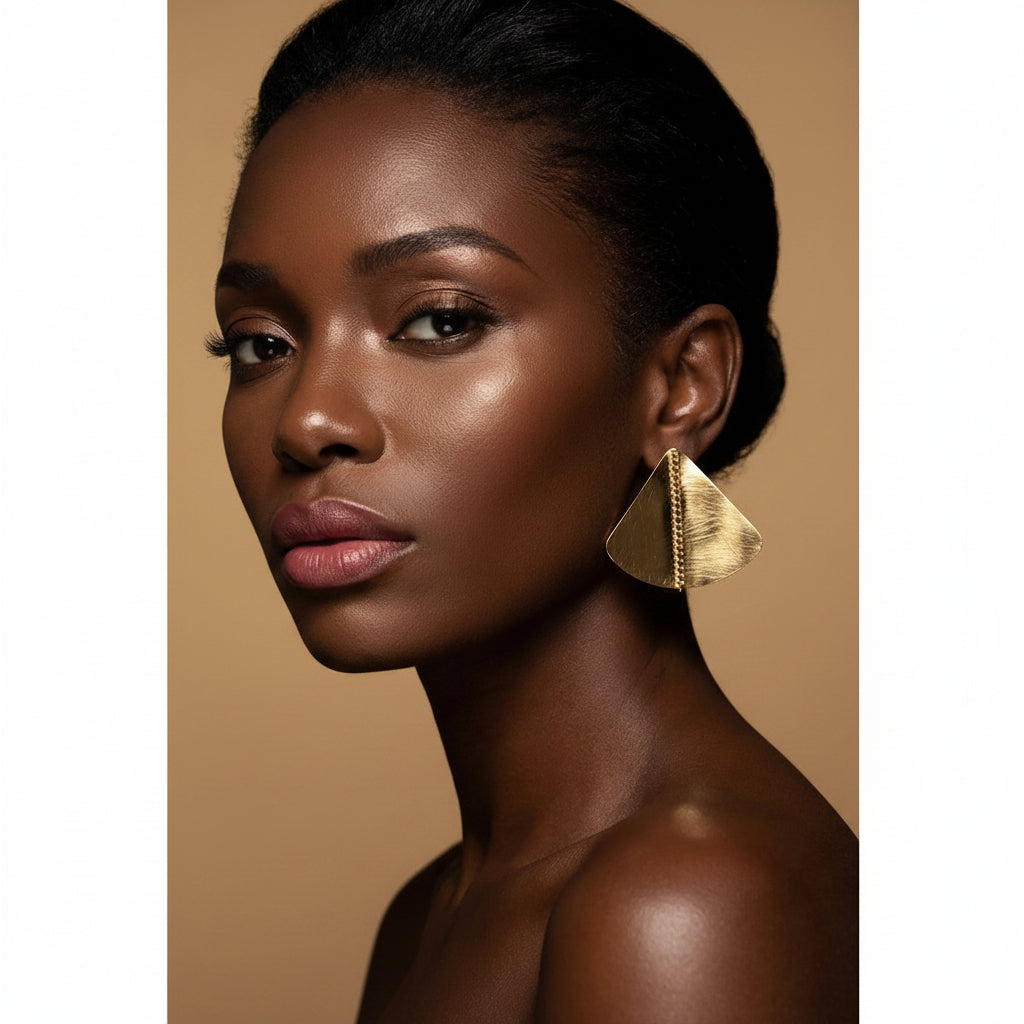 Boucles d'oreilles éventail plié effet brossé, gros plan, acier inoxydable 316L – UniversBeauty