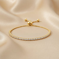 Bracelet tennis ajustable zircons doré, gros plan, acier inoxydable – UniversBeauty