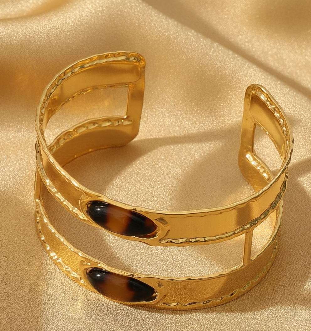 Bracelet jonc effet léopard doré, gros plan, acier inoxydable – UniversBeauty
