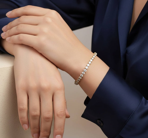 Bracelet tennis gros zircons effet diamant doré, gros plan, acier inoxydable – UniversBeauty