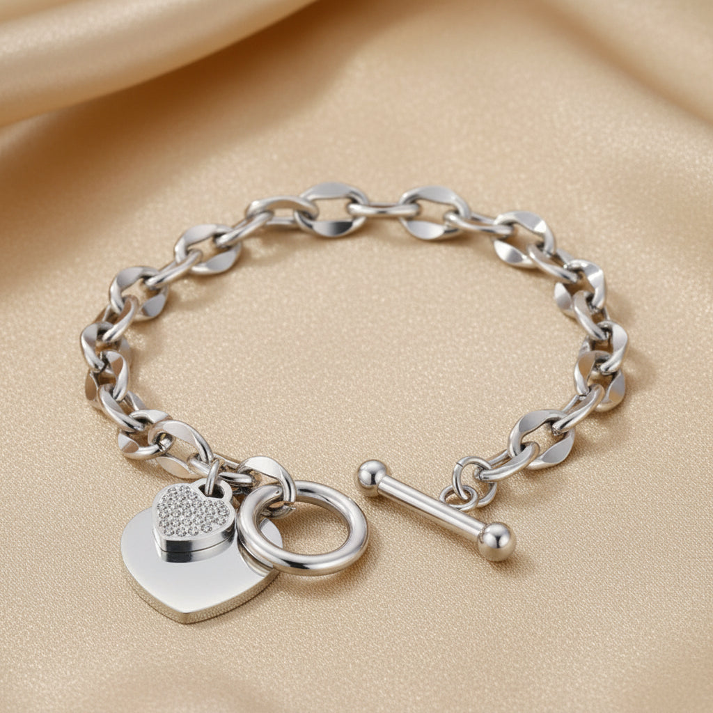 Bracelet maillons cœur fermoir T argenté, gros plan, acier inoxydable – UniversBeauty
