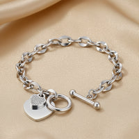 Bracelet maillons cœur fermoir T argenté, gros plan, acier inoxydable – UniversBeauty