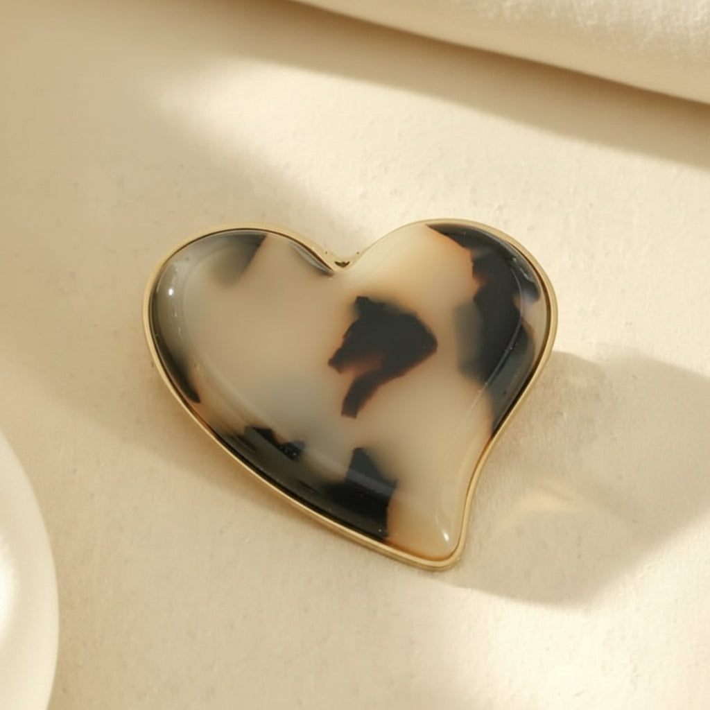 Broche cœur dorée en résine effet léopard, acier inoxydable – UniversBeauty