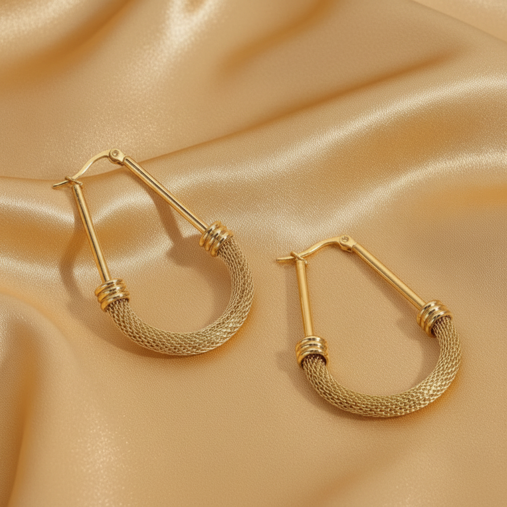 Boucles d'oreilles créoles ovales maille dorée, gros plan, acier inoxydable – UniversBeauty
