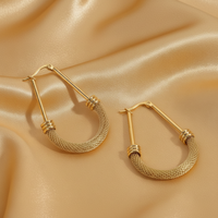 Boucles d'oreilles créoles ovales maille dorée, gros plan, acier inoxydable – UniversBeauty