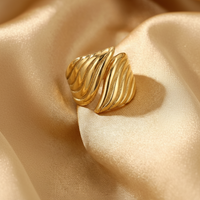 Bague large drapée dorée, acier inoxydable – UniversBeauty