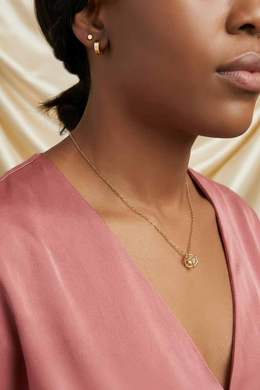 Collier cube solitaire zircon doré, gros plan, acier inoxydable 316L – UniversBeauty