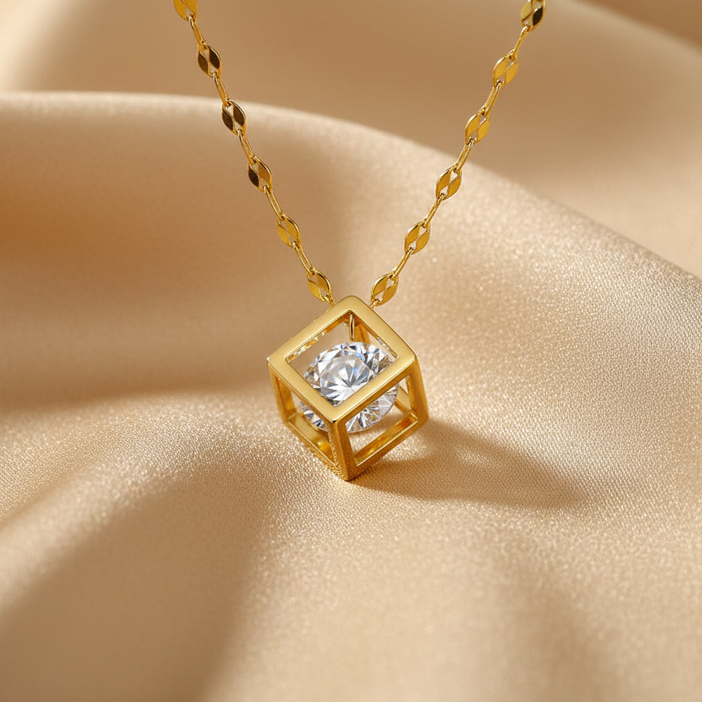 Collier cube solitaire serti d'un zircon, doré, acier inoxydable 316L – UniversBeauty