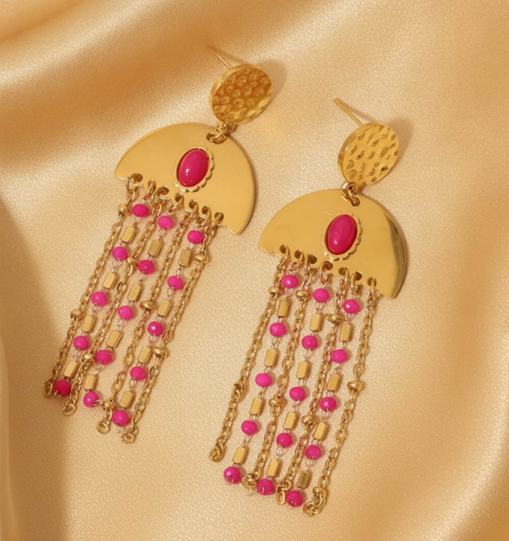 Boucles d'oreilles demi-lune dorées à pampille pastel fuchsia, acier inoxydable – UniversBeauty