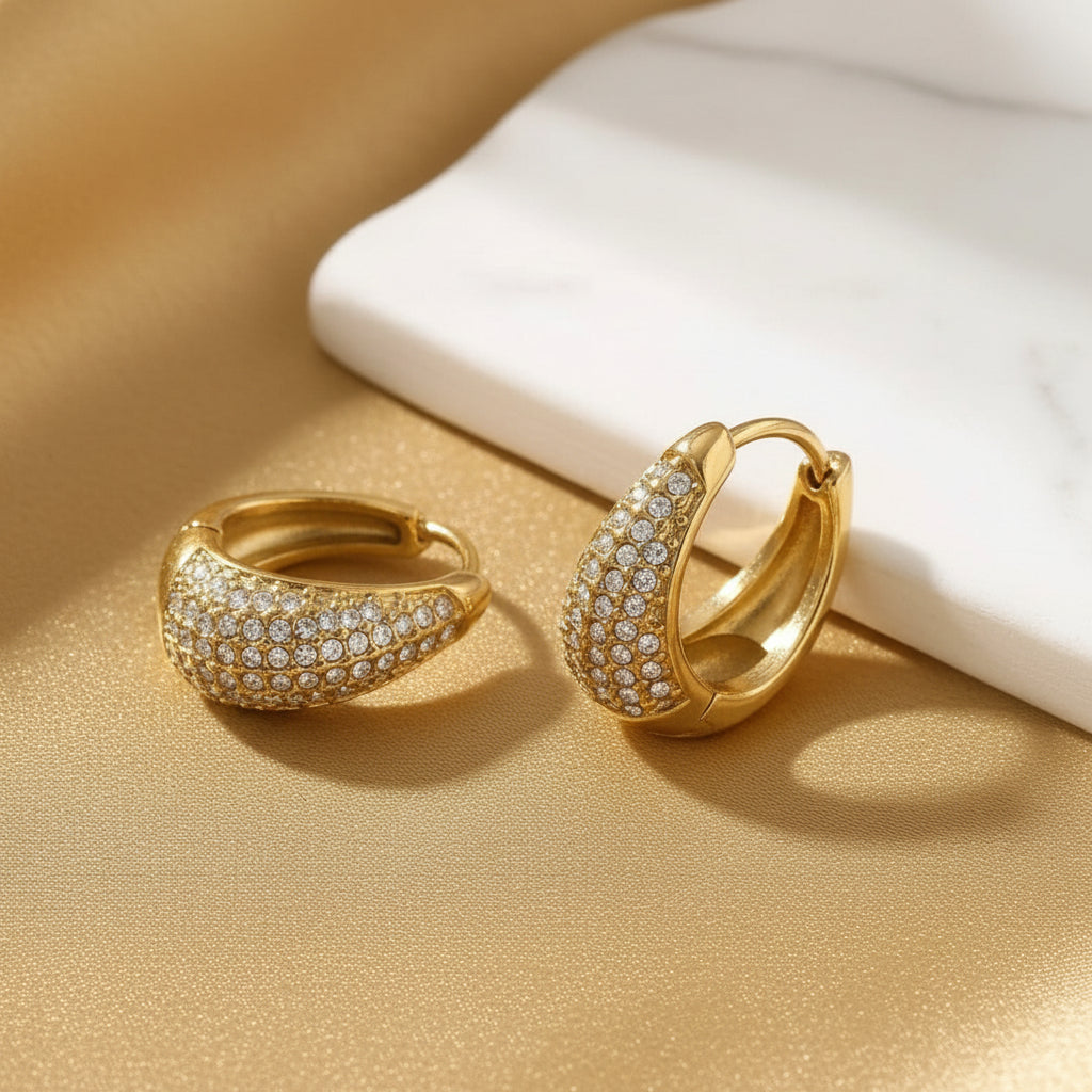 Mini créoles pavées de strass, dorées, acier inoxydable – UniversBeauty
