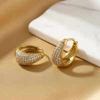 Mini créoles pavées de strass, dorées, acier inoxydable – UniversBeauty